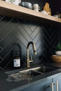 Gạch thẻ trang trí màu đen bóng được ốp theo phong cách chevron cực sống động