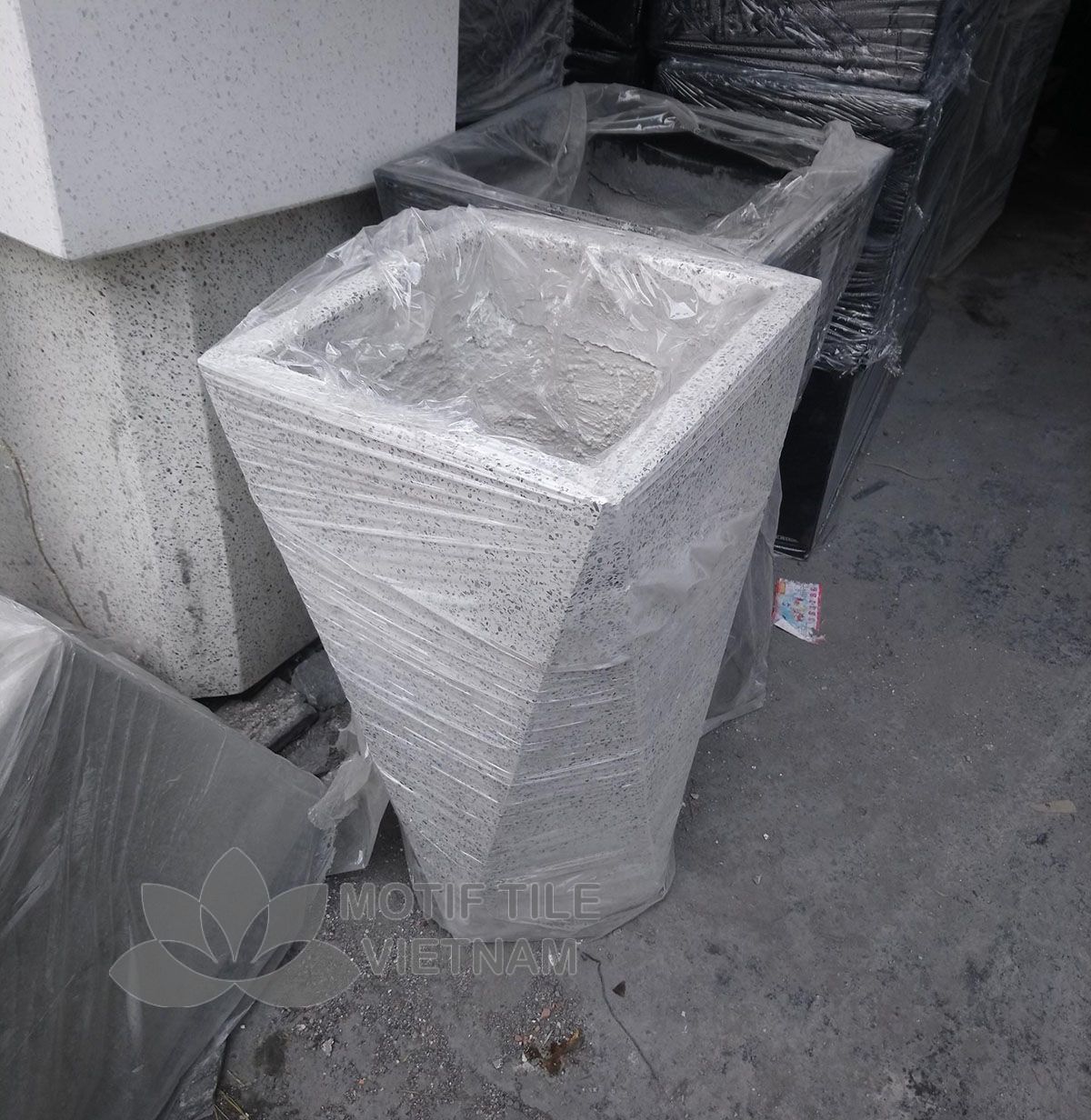 Chậu đá mài tam giac 37x70cm trắng 2 Chậu đá mài tam giac 37x70cm trắng